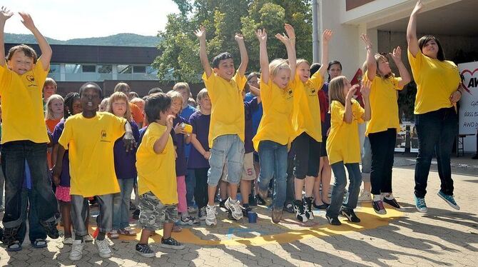 Dass es ihnen Freude gemacht hat, kann man in den Gesichtern lesen: Die Kinder sind nach drei Wochen Stadtranderholung energiege