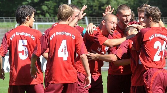 Da können sich die Nullfünfer auf die Schulter klopfen: Der SSV Reutlingen besiegte den FSV Hollenbach mit 3:1. FOTO: NIETHAMMER