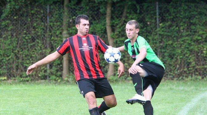 Arslan Albay (links) vom A-Liga-Aufsteiger FC Mittelstadt im Duell mit Dominik Grauer vom TSV Sickenhausen. Der FCM gewann mit 4