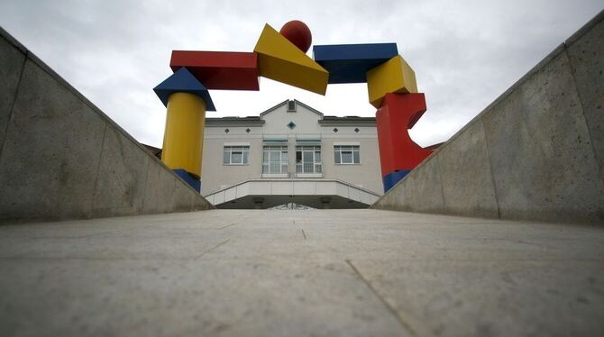 Das Gebäude der Kinderklinik  auf dem Gelände der Universitätsmedizin in Mainz durch ein davor stehendes Kunstwerk. FOTO: DPA