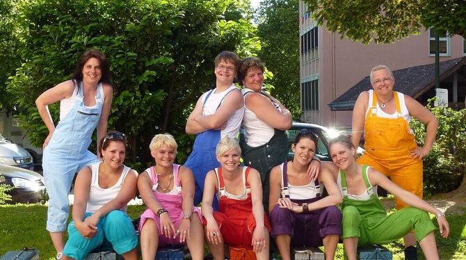 Die Showgruppe »Coachpotatoes« (ein Teil der Gruppe fehlt auf dem Bild); ganz rechts Bettina Schmidt.  FOTO: PR