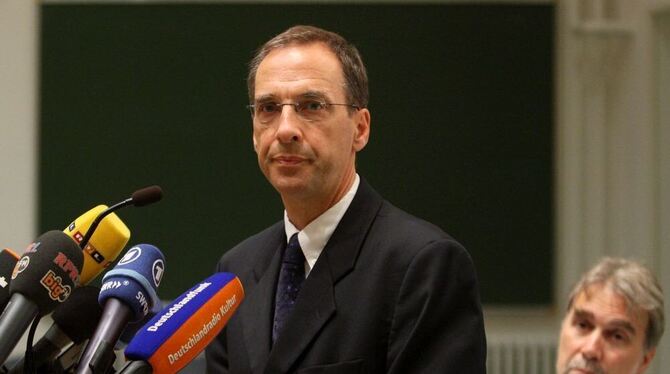 Der Medizinische Vorstand der Uniklinik Mainz: Norbert Pfeiffer bei der Pressekonferenz. FOTO: DPA