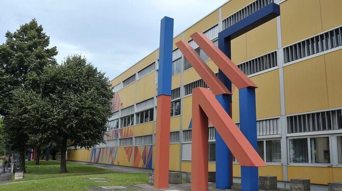 Das Technikgebäude des ehemaligen Fernmeldeamts an der Ausfallstraße nach Metzingen mit den Hajek-Skulpturen und der farbig gest