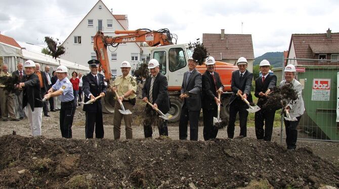 Wenn viele Hände zupacken, geht es nach dem Spatenstich auch beim Bau des neuen Mössinger Polizeipostens schnell voran: der Möss