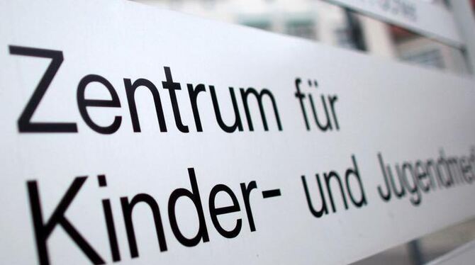 Hinweisschild der Kinder-Abteilung im Uni-Klinikum Mainz: Elf Kinder auf der Intensivstation haben eine verunreinigte Infusio