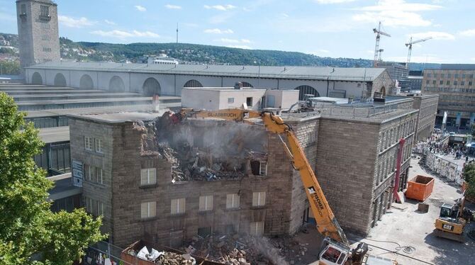 Ein Bagger reißt den Nordflügel des Stuttgarter Hauptbahnhofs ab. Auch hunderte Demonstranten waren vor Ort. FOTO: DPA