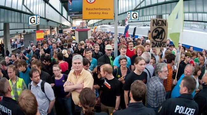 Gegner des Bahnprojekts Stuttgart 21 blockieren im Hauptbahnhof Stuttgart  die Abfahrt eines Zuges. 