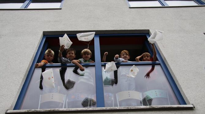 Küchenpapier, Schnüre und eine Metallklammer - fertig sind die Fallschirme beim Ferienkurs im Mössinger Jugendhaus.  GEA-FOTO: M