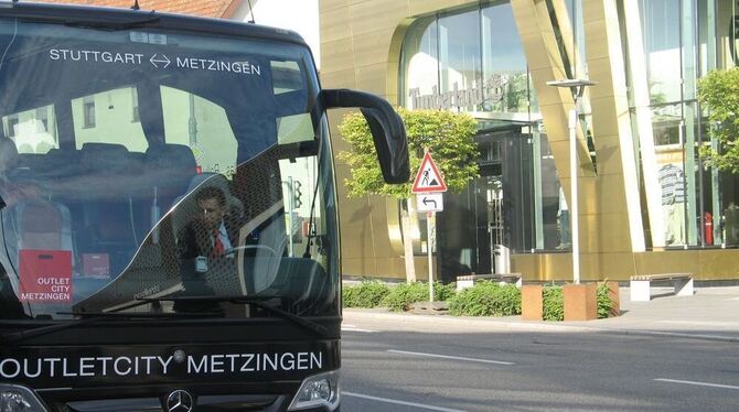 Schwarz, an den Seiten das weitsichtbare rote Emblem der Outletcity, so präsentiert sich der Shuttle-Bus, der künftig zunächst a Schwarz, an den Seiten das weitsichtbare rote Emblem der Outletcity, so präsentiert sich der Shuttle-Bus, der künftig zunächst a