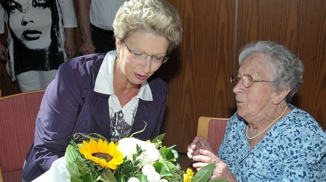 Gratulierte Emma Novak (rechts) zum Hundertsten: OB Barbara Bosch. FOTO: NIETHAMMER