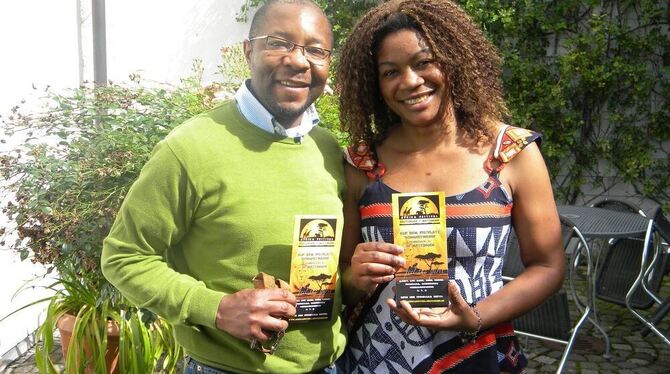 Sunjo und Susan Tatah bringen das Afrika-Festival nach Metzingen.  GEA-FOTO: KELLER