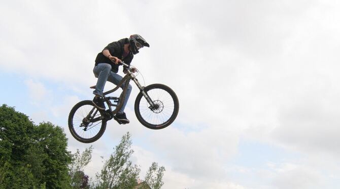 Nur mit Helm: Wie dieser Fahrer bei der Eröffnung des Metzinger Dirtparks im Mai gehen echte Könner grundsätzlich nicht ungeschü