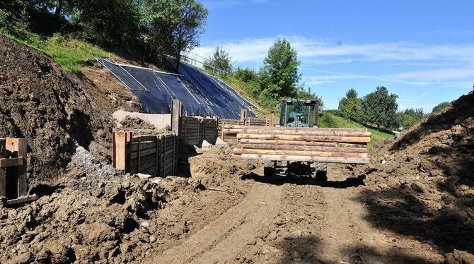 Die Erdaushubarbeiten fürs neue Regenüberlaufbecken am Sondelfinger Braikinbach haben begonnen. Sie sind nur ein Teil des umfass