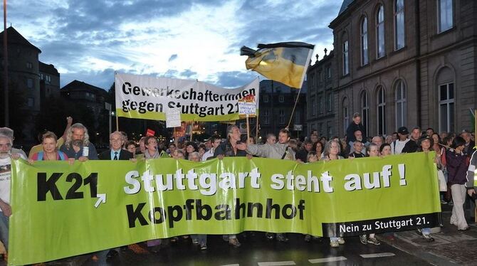 Tausende Demonstranten gingen wieder gegen Stuttgart 21 auf die Straße. FOTO: NIETHAMMER