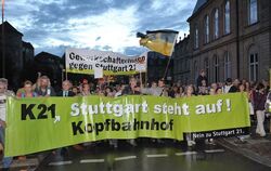 Tausende Demonstranten gingen wieder gegen Stuttgart 21 auf die Straße. FOTO: NIETHAMMER