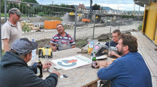 Leben im Container: Weil ihr Heimweg zu weit ist, bleiben rund 30 Arbeiter auch nach Feierabend auf der Baustelle. GEA-FOTO: MEY