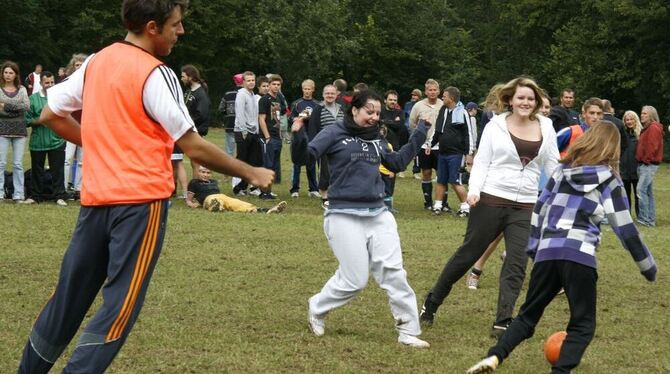 Hauptsache Spaß: Das Kickfest in Meidel-stetten hat viele Fans. FOTO: LEIPPERT