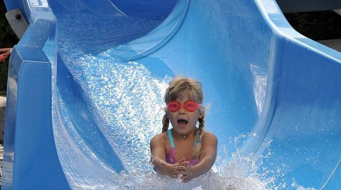 Mutig, mutig: Trotz kühler Temperaturen wagten sich beim Wettrutschen doch einige ins Wasser. Die Freibadsaison geht bald zu End