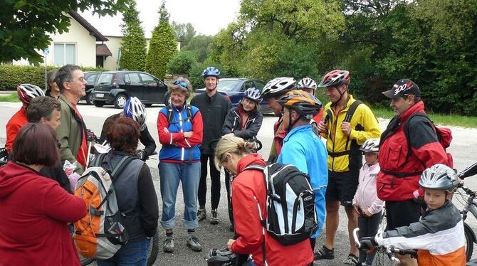 17 Hobbysportler fanden sich ein zur Fahrradsuchfahrt der »Wolpertinger«, die den Auftakt zum Gönninger Sommerfest machte.  FOTO