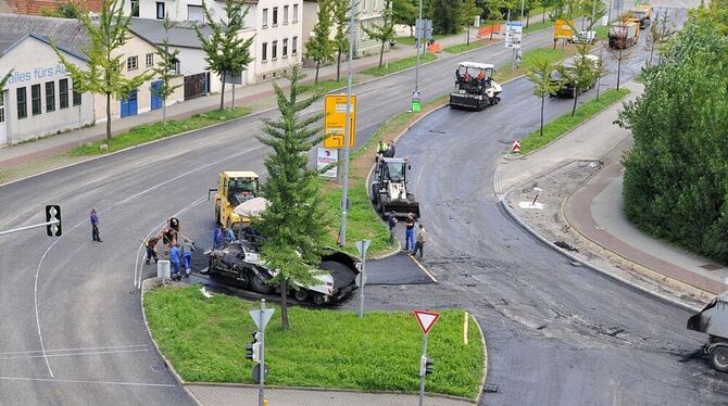 Letzter Schliff für die Eberhardstraße: Übers Wochenende wurde die neue Asphaltschicht aufgebracht. Deshalb war eine Vollsperrun