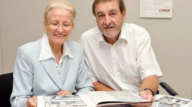 Stöberten in Erinnerungen: Margret Grimm und Julius Vohrer. GEA-FOTO: PACHER