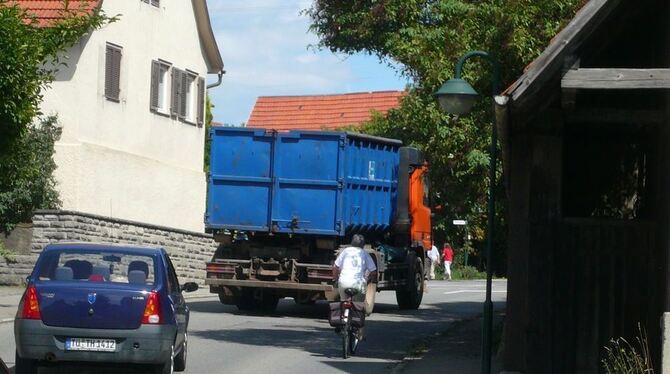 Test in Mössingen: Wo Radwege fehlen und Radler, wie hier in Öschingen, auf viel befahrene Straßen ausweichen müssen, kann es en