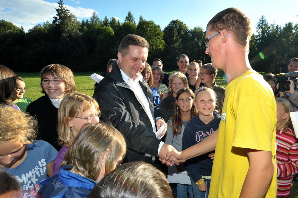 Ferienfreizeit auf Burg Derneck: Stefan Mappus kommt zu Besuch August 2010