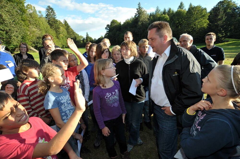 Ferienfreizeit auf Burg Derneck: Stefan Mappus kommt zu Besuch August 2010