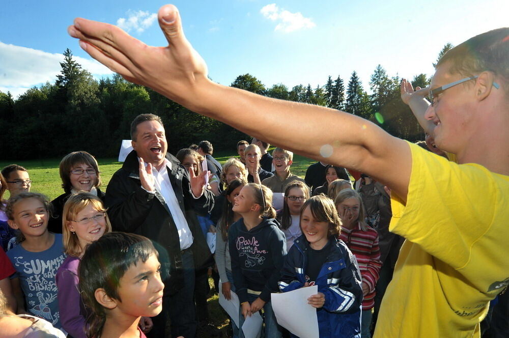 Ferienfreizeit auf Burg Derneck: Stefan Mappus kommt zu Besuch August 2010