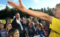 Einen Gruß an Frau Merkel: Die Kinder und Jugendlichen der beiden Freizeiten hatten mit Stefan Mappus viel Spaß. FOTO: NIETHAMME