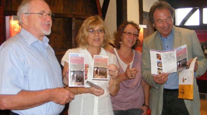 Die Förderkreismitglieder (von rechts) Walter Veit, Eva Focht-Rabel und Frieder Lemmer sowie Waltraud Rybuschka von der Stadt (z