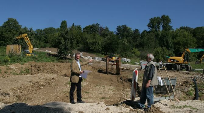 Günter Kaiser (links) und Gerd Riehle vom Amt für Straßen, Umwelt und Verkehr erläuterten die Baumaßnahmen. GEA-FOTO: DÖRR