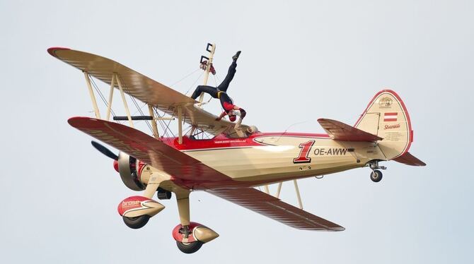 Peggy Krainz aus Haigerloch turnt auf den Tragflächen des Fliegers. FOTO: PR