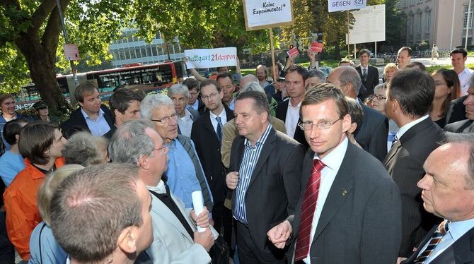 Die Uni hofft auf Unterstützung, Ministerpräsident Stefan Mappus (Mitte) machte sich an Ort und Stelle ein Bild.  FOTO: NIETHAMM