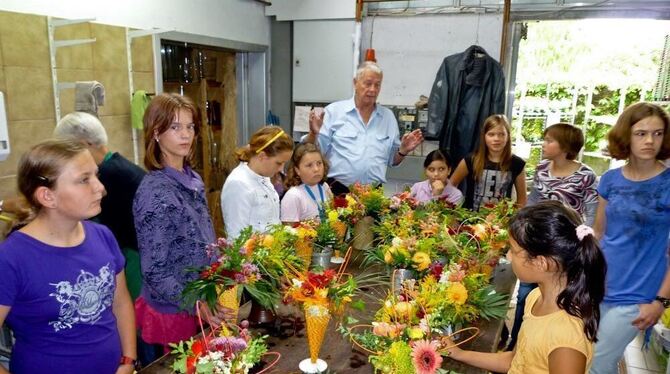 Die Welt versinkt in Blumen. Jedes Mädchen schafft ein eigenes floristisches Kunstwerk. Teilweise so exakt, dass es ohne Weitere