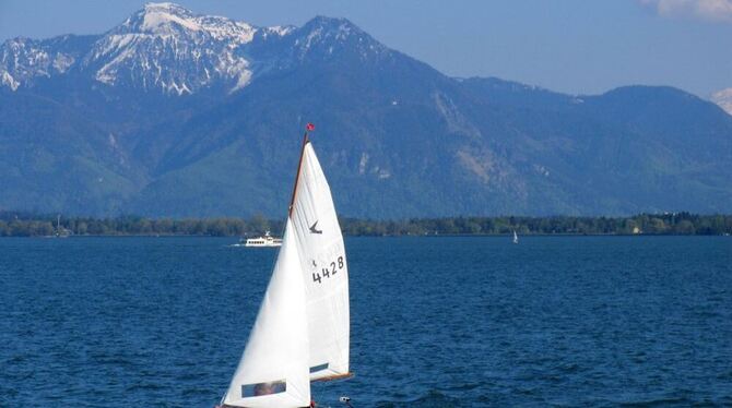 Der Chiemsee lässt sich mit dem rad in rund vier Stunden umrunden. Das Panorama ist  garantiert nicht alltäglich. FOTO: TMN