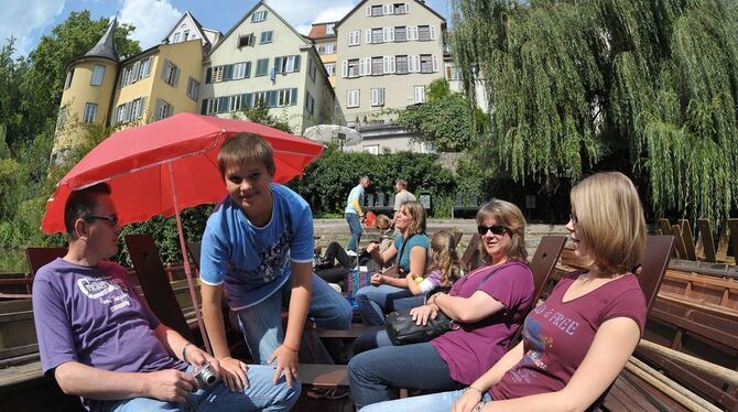 Höchst beliebtes Freizeit-Vergnügen: Eine Fahrt mit dem Stocherkahn. FOTO: NIETHAMMER