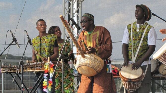 Afrika-Festival auf dem Bongertwasen: Musik des schwarzen Kontinents geht in die Beine und lässt die Hüften kreisen. FOTO: MÜLLE