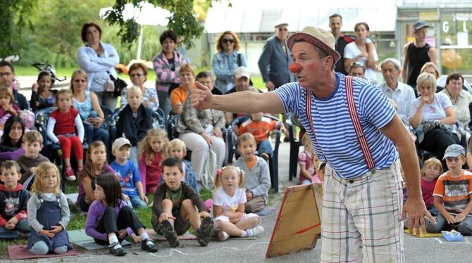 Mutige vor: Clown Paul braucht Freiwillige.  FOTO: NIETHAMMER