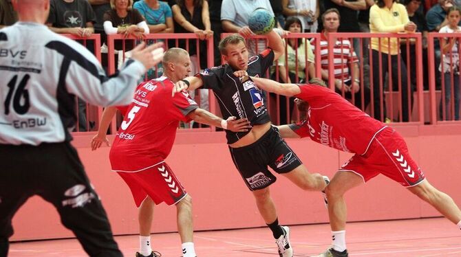 Valentin Hörer und Ingo Krämer (rechts) stemmen sich dem Neuhäuser Ralf Bader entgegen. Links: SG-Keeper Tobias Barthold. FOTO: