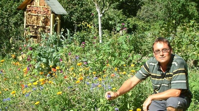 Thomas Heid schafft für die Natur und die lohnt mit einer wahren Blütenpracht die Anstrengungen. FOTO: KABLAOUI