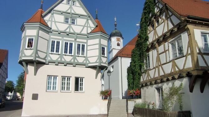 Rathaus, Kirche, Fachwerkhaus in der Brunnenstraße: Hayingens »gute Stube« ist neu gestaltet worden. FOTO: MANZ