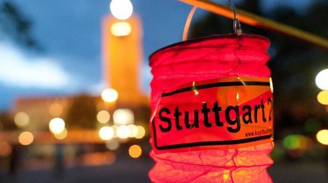 Der Protest gegen das Milliardenprojekt Stuttgart 21 ebbt nicht ab: Die SPD fordert nun, dass die Bürger über das Projekt ent