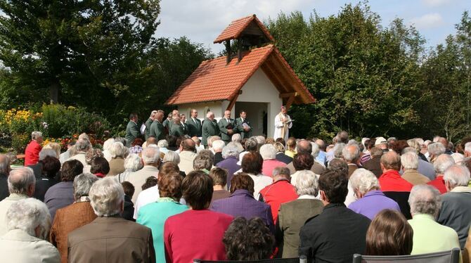 Fast tausend Besucher kamen zur Andacht an die Sattlerkapelle. FOTO: THUMM