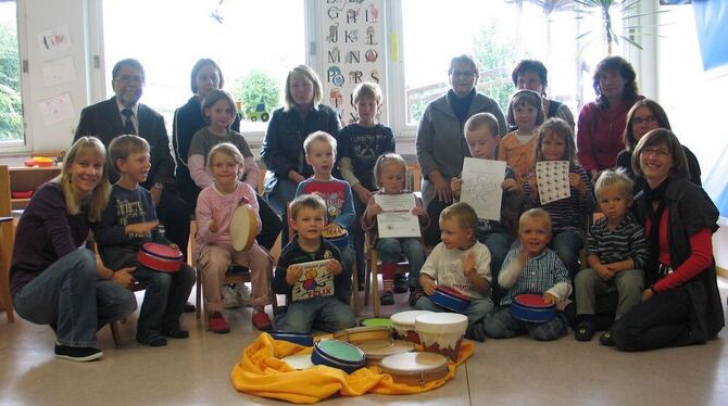 Im Lonsinger Kindergarten mit Felix-Plakette, Instrumenten und Besuch.  GEA-FOTO: JSG