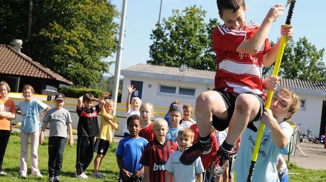 Fröhliche Werbung für den Sport: Beim TSV-Camp können die Kinder die verschiedensten Disziplinen testen. GEA-FOTOS: PACHER