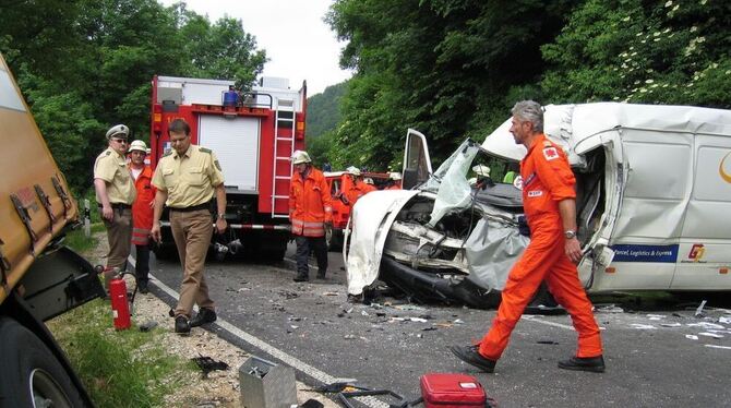 Hilfe bei Verkehrsunfällen ist ein Schwerpunkt der Feuerwehrarbeit. ARCHIVFOTO: RUT