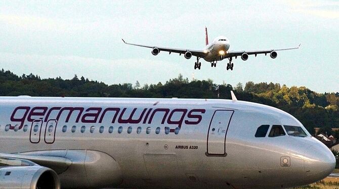 Ein Flugzeug der Fluglinie Germanwings auf dem Züricher Flughafen. Soll der Flughafen über Deutschland angeflogen werden, darf d