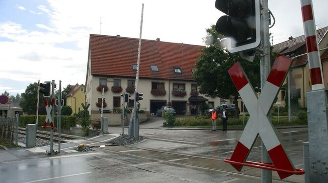 Der Lokführer muss nicht mehr kurbeln: Jetzt öffnen und schließen sich die Schranken am Gomadinger Bahnübergang automatisch über