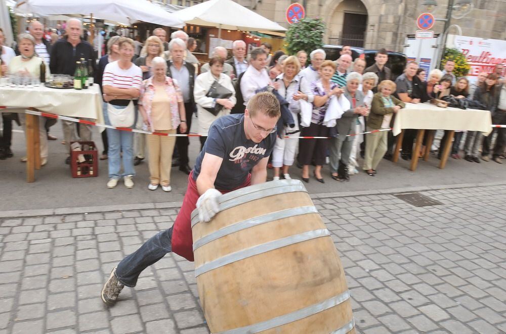 Fassrollen auf dem Weindorf 2010